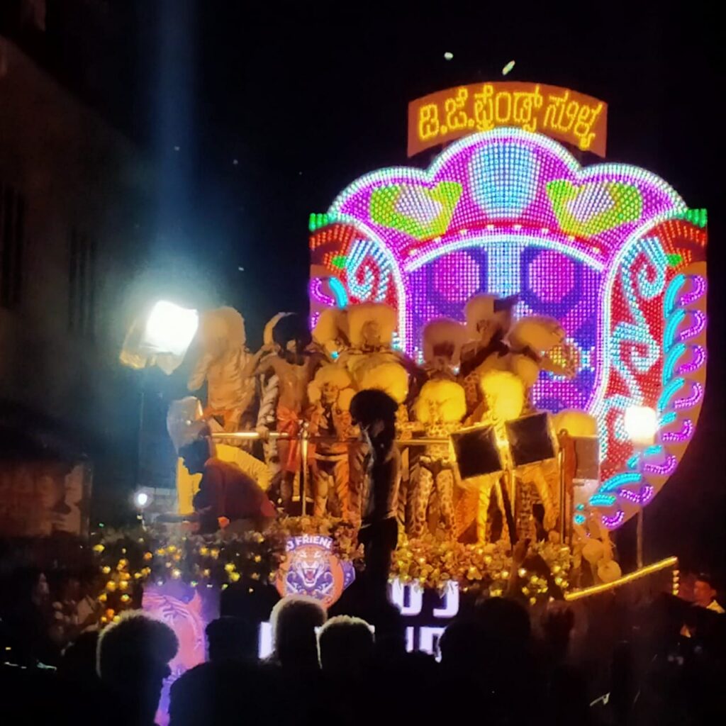 ಅಬ್ಬಬ್ಬಾ..ಸುಳ್ಯ ದಸರಾ.. ಎಷ್ಟೊಂದು ಸುಂದರಾ….!ನಾಡಿಗರ ಮನ ಸೂರೆಗೊಂಡ ಸ್ಥಬ್ಧಚಿತ್ರಗಳ ಶೋಭಾಯಾತ್ರೆ..ನಗರದಾಧ್ಯಂತ ರಸ್ತೆಯುದ್ದಕ್ಕೂ ಇಕ್ಕೆಲಗಳಲ್ಲಿ ನಿಂತ ಜನಸ್ತೋಮ.. 