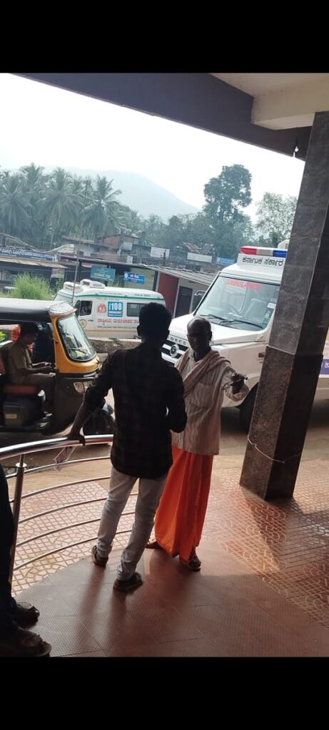ಸುಳ್ಯ ಸರಕಾರಿ ಆಸ್ಪತ್ರೆಯ ಅವರಣದಲ್ಲಿ  108  ಅಂಬ್ಯುಲೆನ್ಸ್  ನಿಲುಗಡೆಗೆ ಸಿಗದ ಅವಕಾಶ.ಸುಳ್ಯ  ಆಸ್ಪತ್ರೆಯಿಂದ ರೋಗಿಯನ್ನು ಕರೆದೊಯ್ಯಲು ಒಪ್ಪದ 108 ಅಂಬ್ಯುಲೆನ್ಸ್  ಸಿಬ್ಬಂದಿ.ಆಸ್ಪತ್ರೆಯ  ಬದಲೀ ಅಂಬ್ಯುಲೆನ್ಸ್ ಮುಖಾಂತರ ಮಂಗಳೂರು ಹೊರಟ ರೋಗಿ.ಬಡ ರೋಗಿಗಳ ಪಾಡು ದೇವರೇ ಬಲ್ಲ..!