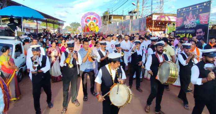 ಸುಳ್ಯ ದಸರಾ ಉತ್ಸವ ಶೋಭಾಯಾತ್ರೆಗೆ ಸಂಸದ ಕ್ಯಾಪ್ಟನ್ ಬ್ರಿಜೇಶ್ ಚೌಟ ಹಾಗೂ ಶಾಸಕಿ ಭಾಗೀರಥಿ  ಮುರುಳ್ಯಚಾಲನೆ