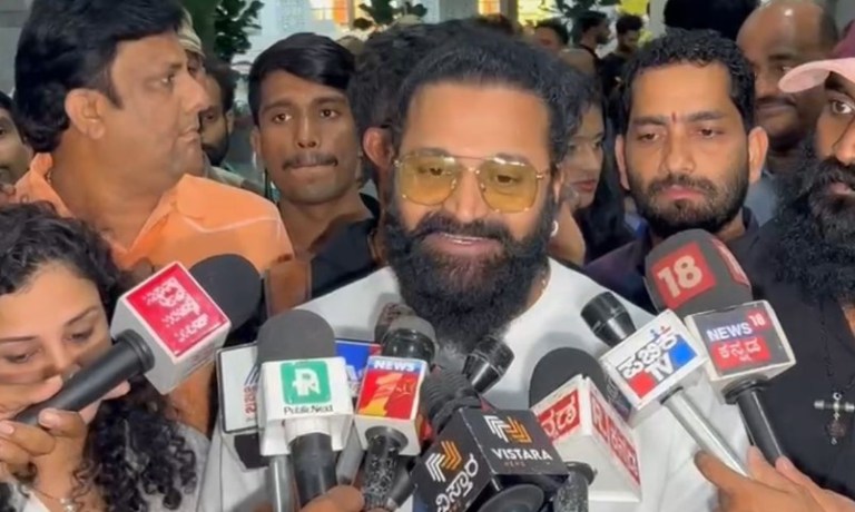 ರಾಷ್ಟ್ರ ಪ್ರಶಸ್ತಿ ಪಡೆದು ಮಂಗಳೂರಿಗೆ ಬಂದ ರಿಷಬ್ ಶೆಟ್ಟಿ: ದೈವದ ಪಾದಕ್ಕೆ, ದೈವ ನರ್ತಕರಿಗೆ ಪ್ರಶಸ್ತಿ ಅರ್ಪಿಸುತ್ತೇನೆ ಎಂದ ರಿಷಬ್