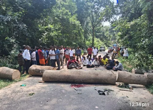 ಎಡಮಂಗಲ ಮರಬಿದ್ದು ಸವಾರ ಮೃತಪಟ್ಟ ಪ್ರಕರಣ: ಸ್ಥಳಕ್ಕೆ ಜಿಲ್ಲಾಧಿಕಾರಿ ಬರುವಂತೆ ಪಟ್ಟು ಹಿಡಿದು ಸ್ಥಳಿಯರಿಂದ ಪ್ರತಿಭಟನೆ.