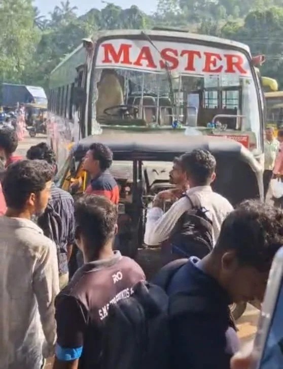 ಮಂಗಳೂರು: ಓವರ್ ಟೇಕ್ ಮಾಡುವ ಭರದಲ್ಲಿ ಖಾಸಗಿ ಬಸ್ ಡಿಕ್ಕಿ- ಮಹಿಳೆ ಗಂಭೀರ..! ವಿದ್ಯಾರ್ಥಿಗಳ ಆಕ್ರೋಶ 