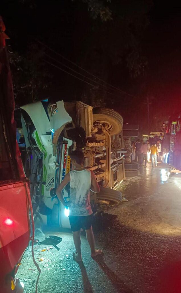 ಮಂಗಳೂರು: ಮುಂಜಾನೆಯೇ ಸರಣಿ ಅಪಘಾತ; ವಿದ್ಯಾರ್ಥಿಗಳಿದ್ದ ಬಸ್ ಪಲ್ಟಿ 