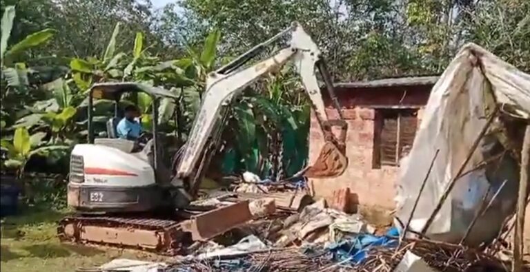 ಕಡಬ : ಮನೆ ಕೆಡವಿದ ಅಧಿಕಾರಿಗಳು; ದಯಾಮರಣ ಯಾಚಿಸಿದ ವೃದ್ಧ ದಂಪತಿ  :ಆರು ವರ್ಷಗಳಿಂದ ವಾಸವಾಗಿದ್ದ ಮನೆಯನ್ನು ದಿಢೀರ್‌ ತೆರವುಗೊಳಿಸಿದ ಕಾರಣ ವೃದ್ಧರು ಅತಂತ್ರ