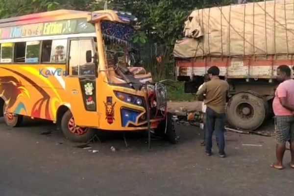 ಕಟಪಾಡಿ – ರಸ್ತೆ ಬದಿ ನಿಂತಿದ್ದ ಲಾರಿಗೆ ಟೂರಿಸ್ಟ್ ಬಸ್ ಡಿಕ್ಕಿ – ಹಲವರಿಗೆ ಗಂಭೀರ ಗಾಯ