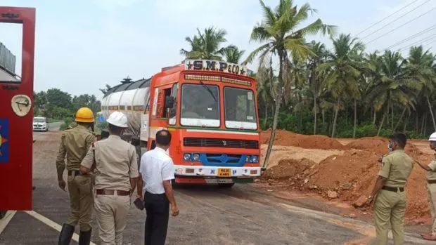 ಮಂಗಳೂರು : ರಾಷ್ಟ್ರೀಯ ಹೆದ್ದಾರಿ 66 ರಲ್ಲಿ ಟ್ಯಾಂಕರ್ ನಿಂದ ಆಸಿಡ್ ಸೋರಿಕೆ…!!