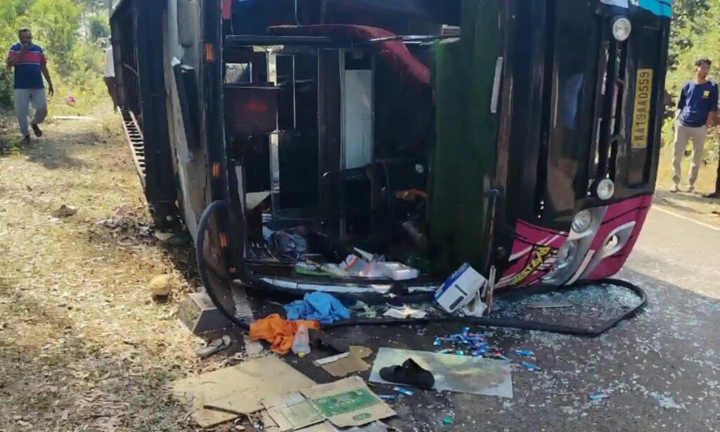 ಬಂಟ್ವಾಳ : ಚಾಲಕನ ನಿಯಂತ್ರಣ ತಪ್ಪಿ ಬಸ್ ಪಲ್ಟಿ; 20ಕ್ಕೂ ಅಧಿಕ ಮಂದಿಗೆ ಗಾಯ
