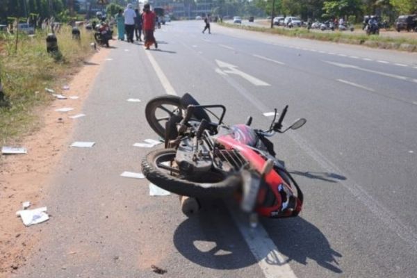 ಬೈಕ್ ಮತ್ತು ಕಾರಿನ ನಡುವೆ ಅಪಘಾತ ಬೈಕ್ ಸವಾರನಿಗೆ ಗಂಭೀರ ಗಾಯ