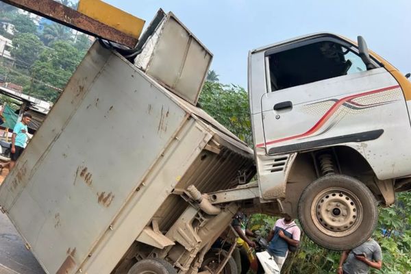 ಬಂಟ್ವಾಳ : ನಿಷೇಧವಿದ್ದರೂ ಹಳೇಯ ಸೇತುವೆಯಲ್ಲಿ ಸಂಚಾರ; ಸಿಲುಕಿಕೊಂಡ ಗೂಡ್ಸ್ ವಾಹನ
