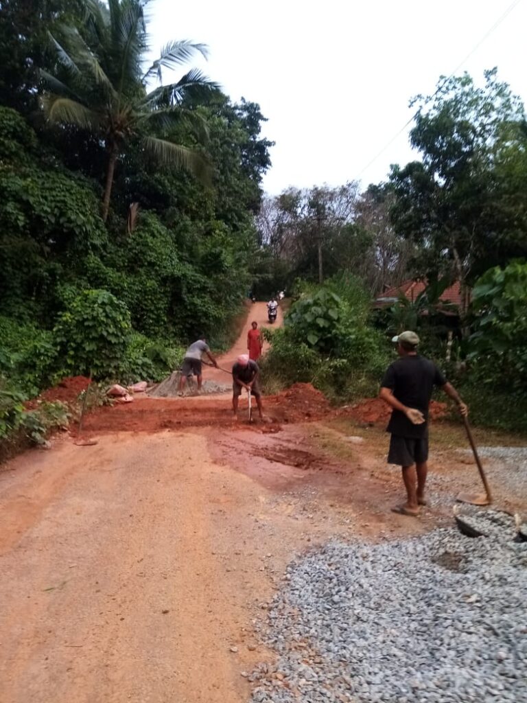 ಪಕ್ಷ ಭೇದ ಮರೆತು ಅಭಿವೃದ್ಧಿಗೆ ಕೈ ಜೋಡಿಸಿದ ಊರವರು