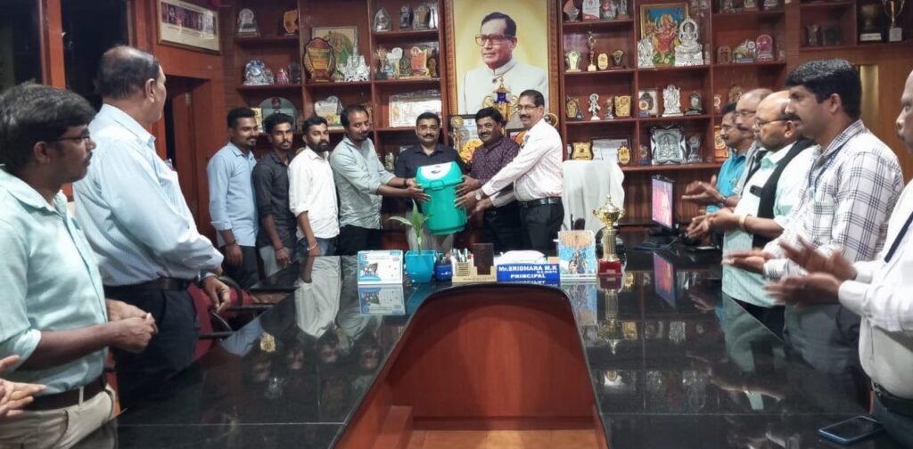 ಕೆ.ವಿ.ಜಿ ಪಾಲಿಟೆಕ್ನಿಕ್ : ಎನ್ನೆಸ್ಸೆಸ್ ಸೇವಾಸಂಗಮದಿಂದ ಕಸದ ಬುಟ್ಟಿಗಳ ಕೊಡುಗೆ.