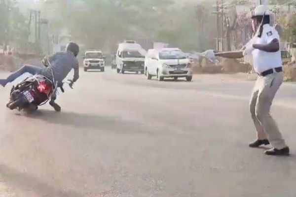 ಮುಖ್ಯಮಂತ್ರಿ ಸಿದ್ಧರಾಮಯ್ಯ ಮಂಗಳೂರು ಭೇಟಿ ವೇಳೆ ಭದ್ರತಾ ವೈಫಲ್ಯ: ಕಾನ್ವೆಗೆ ಸ್ಕೂಟರ್ ನುಗ್ಗಿಸಲು ಯತ್ನಿಸಿದ ರಸ್ತೆ ಮೇಲೆ ಬಿದ್ದ ಸವಾರ