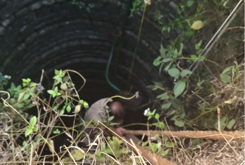 ಬಾವಿಗೆ ಬಿದ್ದ ದಂಪತಿಗಳ ರಕ್ಷಣೆ ಮಾಡಿದ ಅಗ್ನಿಶಾಮಕದಳ