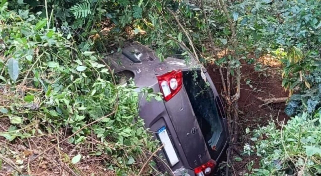 ಪುತ್ತೂರು : ನಿಯಂತ್ರಣ ತಪ್ಪಿ ಕಂದಕಕ್ಕೆ ಉರುಳಿದ ಕಾರು – ಸಂಪೂರ್ಣ ಜಖಂ