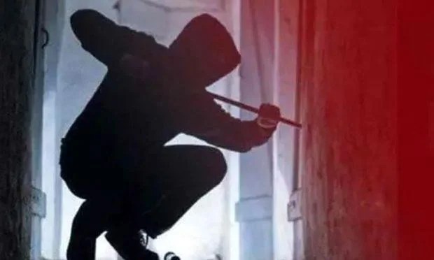 ಮನೆಯೊಂದರ ಬಾಗಿಲು ಮುರಿದು ಒಳಗೆ ನುಗ್ಗಿ ನಗದು ಹಾಗೂ ಚಿನ್ನಾಭರಣ ದೋಚಿದ ಕಳ್ಳರು