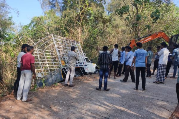 ಕೋಳಿ ಸಾಗಾಟದ ವಾಹನ ಪಲ್ಟಿ: ಕೋಳಿ ಪ್ರಿಯರಿಗೆ ಹಬ್ಬದೂಟ