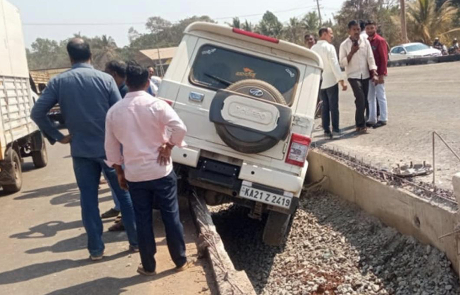 ಚಾಲಕನ ನಿಯಂತ್ರಣ ತಪ್ಪಿ ಮೋರಿಗೆ ಡಿಕ್ಕಿ  ಹೊಡೆದ ಬೊಲೆರೋ