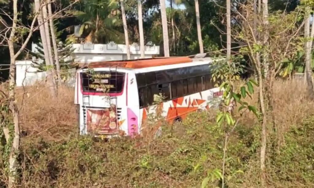 ಪಡುಬಿದ್ರಿ: ಚಾಲಕನಿಗೆ ಹಠಾತ್ ಎದೆನೋವು, ರಸ್ತೆ ಪಕ್ಕದ ಜಮೀನಿಗಿಳಿದು ನಿಂತ ಬಸ್