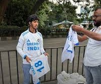 ವೈಟ್ ಜೆರ್ಸಿಯಲ್ಲಿ ಕೊಹ್ಲಿಗೆ ಅಭಿಮಾನಿಗಳಿಂದ ವಿಭಿನ್ನ ಗೌರವ – ಚಿನ್ನಸ್ವಾಮಿ ಮೈದಾನದಲ್ಲಿ “ಟ್ರಿಬ್ಯೂಟ್ ಟು ದಿ ಕಿಂಗ್”