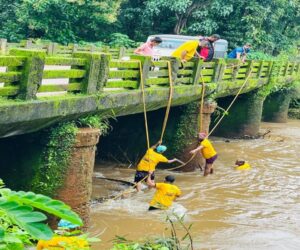 ಸೇತುವೆಯಲ್ಲಿ ನೀರು ಹರಿಯಲು ಮುಕ್ತವಾಗುವಂತೆ ಕಾರ್ಯಾಚರಣೆ ನಡೆಸಿದ ಎಸ್ ವೈ ಎಸ್ ಸುಳ್ಯ ಸಾಂತ್ವನ ಇಸಾಬ ತಂಡ