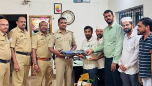 ಮಳೆಗಾಲದಲ್ಲಿ ಪೋಲೀಸರ ಕರ್ತವ್ಯಕ್ಕೆ ಸಹಕಾರವಾಗಲು ಛತ್ರಿ ನೀಡಿದ ಎಸ್ ವೈ ಎಸ್ ಸುಳ್ಯ ಝೋನ್ ತಂಡ