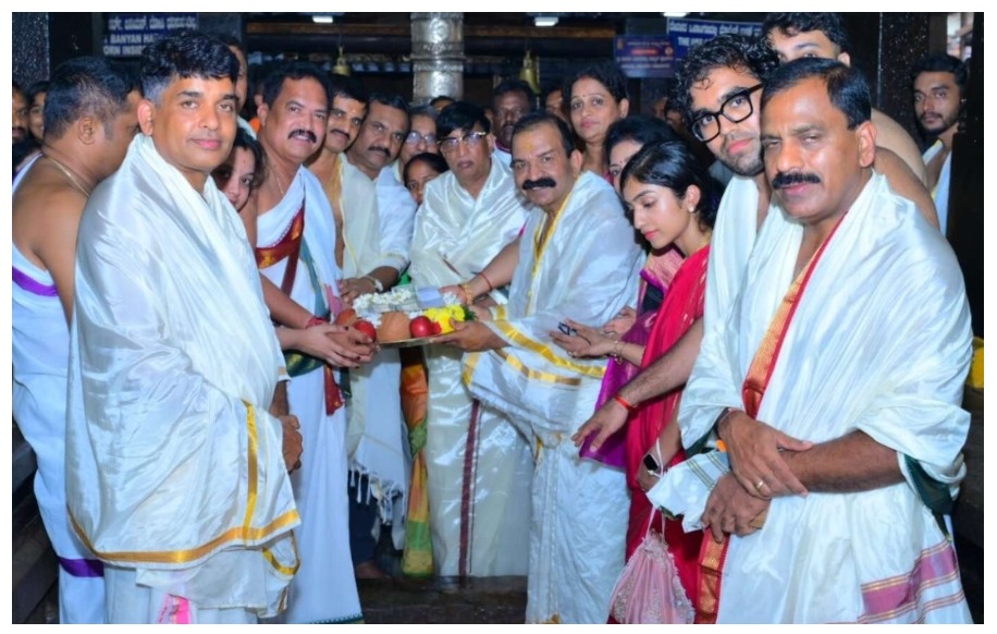 ಕುಕ್ಕೆ ಶ್ರೀ ಸುಬ್ರಹ್ಮಣ್ಯ ಕ್ಷೇತ್ರಕ್ಕೆ ಡಾ.ಕೆ.ವಿ.ರೇಣುಕಾ ಪ್ರಸಾದ್ ಕುಟುಂಬಸ್ಥರಿಂದ ಬೆಳ್ಳಿರಥ ನಿರ್ಮಾಣಕ್ಕೆ ವೀಳ್ಯ ನೀಡುವ ಕಾರ್ಯಕ್ರಮ – ಶಿಲ್ಪಿ ರಾಜಗೋಪಾಲ ಆಚಾರ್ ಗೆ ವೀಳ್ಯ