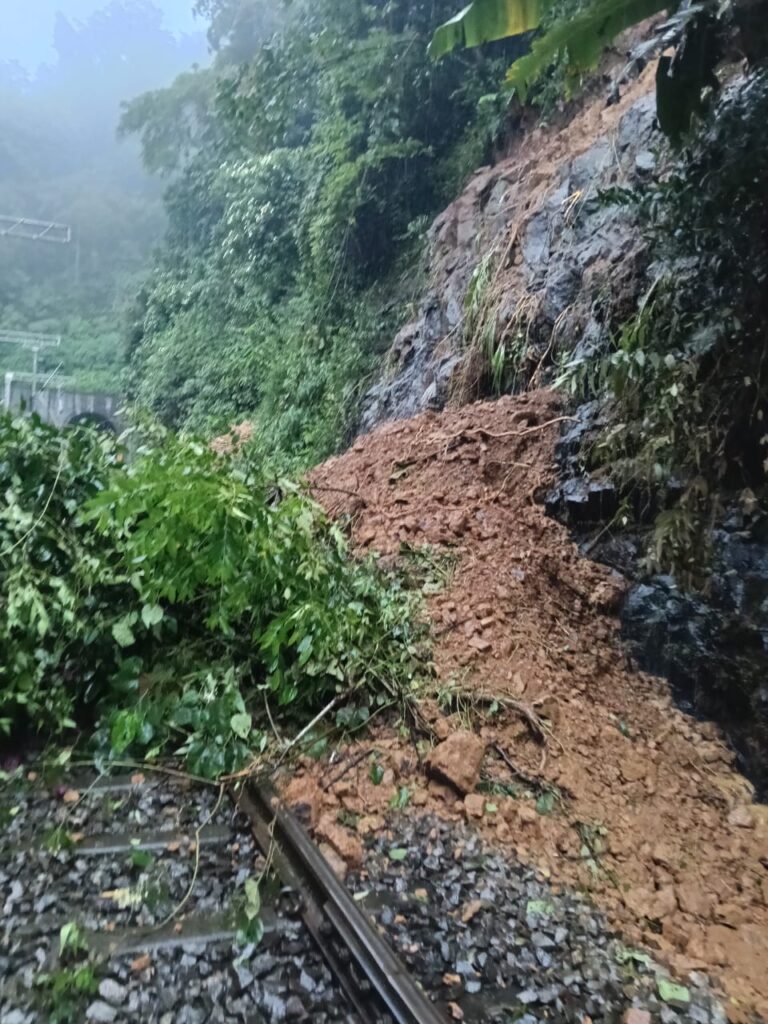 🚨 ಸುಬ್ರಹ್ಮಣ್ಯ–ಸಕಲೇಶಪುರ ರೈಲು ಮಾರ್ಗದಲ್ಲಿ ಗುಡ್ಡ ಕುಸಿತ, ಸಂಚಾರ ಸ್ಥಗಿತ 🚨