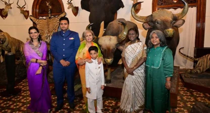 ಮೈಸೂರು ಅರಮನೆಗೆ ರಾಷ್ಟ್ರಪತಿ ದ್ರೌಪದಿ ಮುರ್ಮು ಭೇಟಿ – ವಿಶೇಷ ಆತಿಥ್ಯಕ್ಕೆ ಮೆಚ್ಚುಗೆ