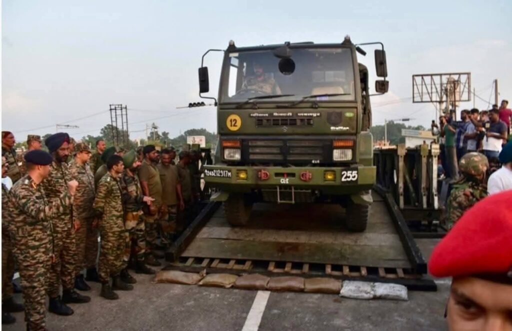 ಜಮ್ಮುವಿನಲ್ಲಿ ಸೇನೆಯ ತುರ್ತು ಕಾರ್ಯಚರಣೆ : 12 ಗಂಟೆಗಳಲ್ಲಿ 110 ಅಡಿ ಸೇತುವೆ ನಿರ್ಮಾಣ