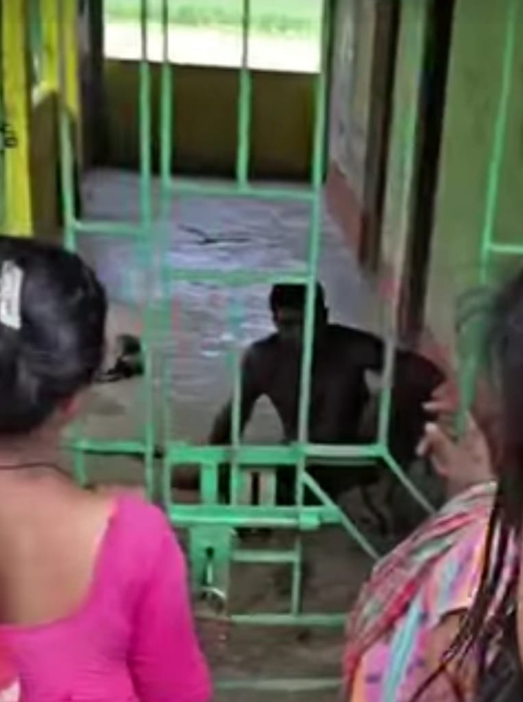 ಜೈಶ್-ಎ-ಮೊಹಮ್ಮದ್‌ ಸಂಪರ್ಕ ಶಂಕೆ: ಮೃಗಾಲಯದೊಳಗೆ ಬಂಧಿಸಿದ ಗ್ರಾಮಸ್ಥರು