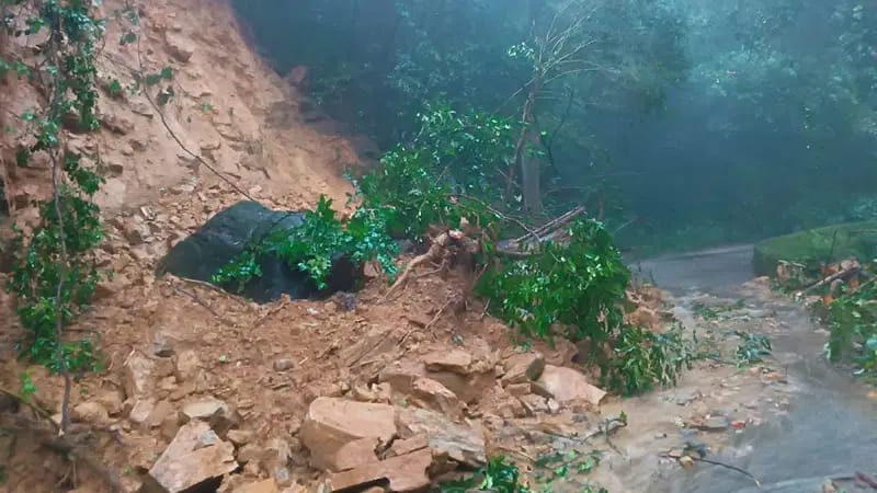 🚫 ಬಿಸಿಲೆ ಘಾಟ್ನಲ್ಲಿ ಭೂಕುಸಿತ – ಸಂಚಾರ ಸಂಪೂರ್ಣ ಸ್ಥಗಿತ