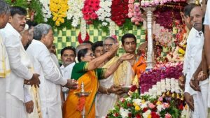 ಮೈಸೂರು ದಸರಾ 2025 ಉದ್ಘಾಟನೆ: ಮೈಸೂರು ಮಲ್ಲಿಗೆ, ಕೇಸರಿ ಸೀರೆ ಉಟ್ಟು ಆಗಮಿಸಿದ ಬಾನು ಮುಷ್ತಾಕ್