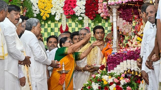 ಮೈಸೂರು ದಸರಾ 2025 ಉದ್ಘಾಟನೆ: ಮೈಸೂರು ಮಲ್ಲಿಗೆ, ಕೇಸರಿ ಸೀರೆ ಉಟ್ಟು ಆಗಮಿಸಿದ ಬಾನು ಮುಷ್ತಾಕ್
