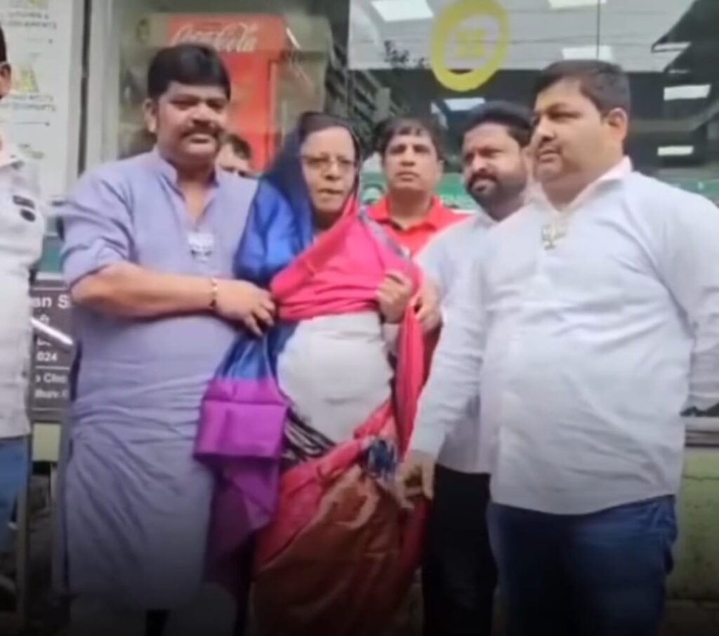 ಮೋದಿಯವರ ಮೋರ್ಫ್ ವೀಡಿಯೊ ಹಂಚಿಕೊಂಡ ಕಾಂಗ್ರೆಸ್ ನಾಯಕ: ಸಾರ್ವಜನಿಕವಾಗಿ ಆತನಿಗೆ ಸೀರೆ ಉಡಿಸಿದ ಬಿಜೆಪಿಗರು