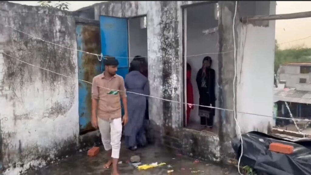 ಉತ್ತರ ಪ್ರದೇಶದಲ್ಲಿ ಆಘಾತಕಾರಿ ಘಟನೆ: ಶೌಚಾಲಯದಲ್ಲಿ ಬಂಧಿಸಲಾಗಿದ್ದ 40 ಬಾಲಕಿಯರ ರಕ್ಷಣೆ