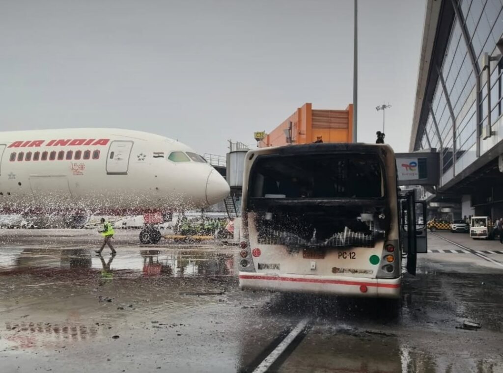 ದೆಹಲಿ ವಿಮಾನ ನಿಲ್ದಾಣದಲ್ಲಿ ಏರ್ ಇಂಡಿಯಾ ಬಸ್ಗೆ ಬೆಂಕಿ