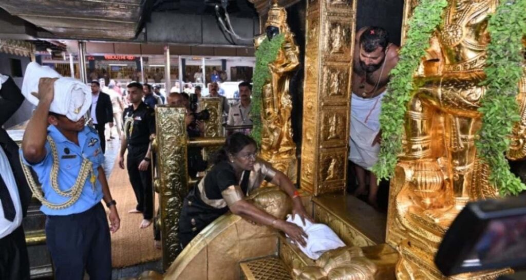 ಇರುಮುಡಿ ಹೊತ್ತು ಶಬರಿಮಲೆ ಅಯ್ಯಪ್ಪನ ದರ್ಶನ ಪಡೆದ ರಾಷ್ಟ್ರಪತಿ ದ್ರೌಪದಿ ಮುರ್ಮು — ಇತಿಹಾಸ ನಿರ್ಮಿಸಿದ ಮೊದಲ ಮಹಿಳಾ ರಾಷ್ಟ್ರಪತಿ