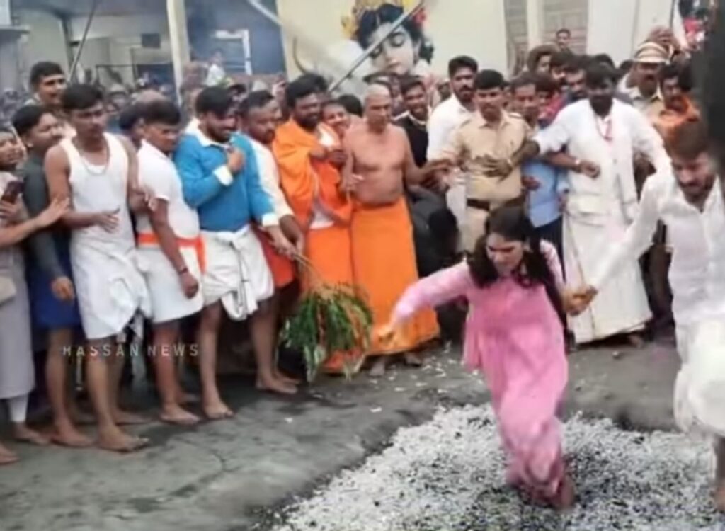 ಹಾಸನಾಂಬ ಉತ್ಸವದ ಕೊನೆಯ ದಿನ : ಸಿದ್ದೇಶ್ವರ ಸ್ವಾಮಿ ಕೆಂಡೋತ್ಸವದಲ್ಲಿ ಕೆಂಡ ಹಾಯ್ದ ಡಿಸಿ ಲತಾಕುಮಾರಿ