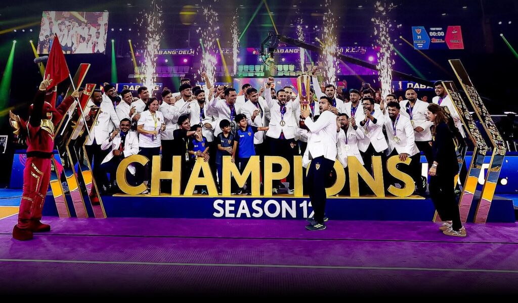PKL 12: ದಬಾಂಗ್ ಡೆಲ್ಲಿ ಪ್ರೊ ಕಬ್ಬಡಿ ಸೀಸನ್ 12 ಚಾಂಪಿಯನ್ – ಪುಣೆರಿ ಪಲ್ಟನ್ ವಿರುದ್ಧ ರೋಚಕ ಗೆಲುವು