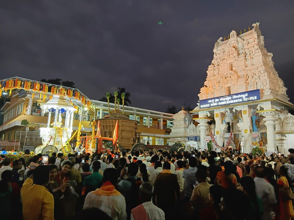 ಅದ್ದೂರಿ ಮೆರವಣಿಗೆ ಮೂಲಕ ಕುಕ್ಕೆ ಶ್ರೀ ಸುಬ್ರಹ್ಮಣ್ಯ ಕ್ಷೇತ್ರ ತಲುಪಿದ ಬೆಳ್ಳಿ ರಥ.