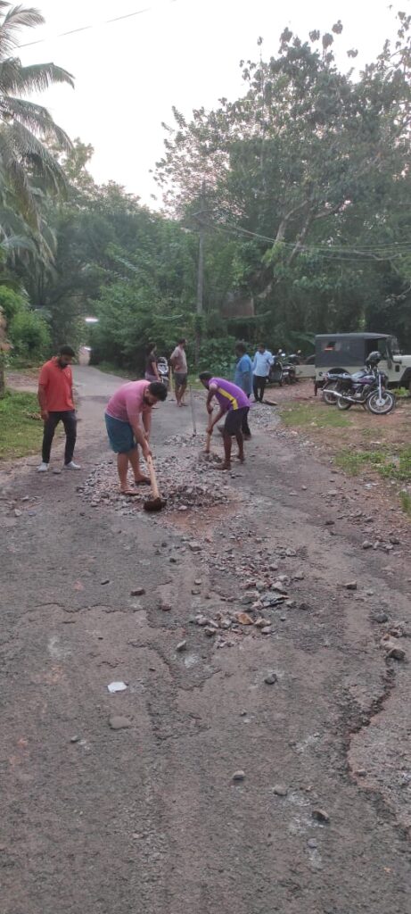 ಕುರುಂಜಿಭಾಗ್ ರಸ್ತೆಯಲ್ಲಿ ಬಿದ್ದ ಜಲ್ಲಿ ಕಲ್ಲುಗಳನ್ನು ತೆರವುಗೊಳಿಸಿದ ಕುರುಂಜಿ ಭಸ್ಮಡ್ಕದ ನಾಗರಿಕರು