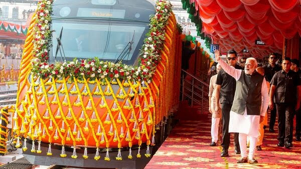 ಬೆಂಗಳೂರು–ಎರ್ನಾಕುಲಂ ವಂದೇ ಭಾರತ್ ರೈಲಿಗೆ ಮೋದಿಯಿಂದ ಚಾಲನೆ: ಈಗ ಪ್ರಯಾಣ ಸಮಯದಲ್ಲಿ 2 ಗಂಟೆ 20 ನಿಮಿಷಗಳ ಉಳಿತಾಯ