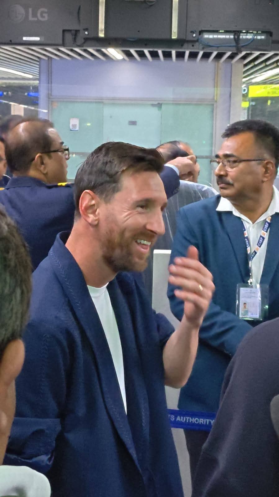 ಕೊಲ್ಕತ್ತಾಗೆ ಆಗಮಿಸಿದ ಫುಟ್ಬಾಲ್ ಸೂಪರ್ಸ್ಟಾರ್ ಮೆಸ್ಸಿ: ಮಧ್ಯರಾತ್ರಿ ಚಳಿ ಲೆಕ್ಕಿಸದೆ ನೆಚ್ಚಿನ ತಾರೆಯನ್ನು ನೋಡಲು ಮುಗಿಬಿದ್ದ ಸಾವಿರಾರು ಜನ!