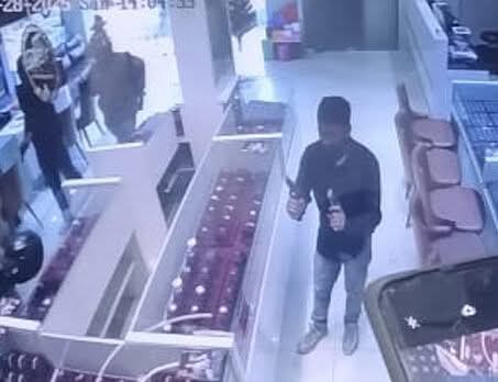 ಹುಣಸೂರಿನಲ್ಲಿ ಹಾಡಹಗಲೇ ಸಿನಿಮಾ ಶೈಲಿಯಲ್ಲಿ ದರೋಡೆ: ಆಭರಣ ಮಳಿಗೆಗೆ ನುಗ್ಗಿ ಐವರಿಂದ ಲೂಟಿ!