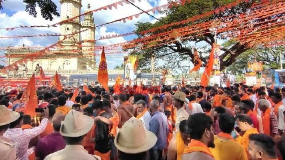 ಬಿಗಿ ಭದ್ರತೆಯಲ್ಲಿ ಶ್ರೀರಂಗಪಟ್ಟಣದಲ್ಲಿ ಹನುಮ ಸಂಕೀರ್ತನಾ ಯಾತ್ರೆ: ಜಾಮಿಯಾ ಮಸೀದಿ ಎದುರು ಭಕ್ತರಿಂದ ಕೀರ್ತನೆ, ಕ್ಷಣಕಾಲ ಉದ್ವಿಗ್ನ ವಾತಾವರಣ!