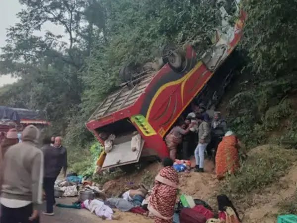 ಕಮರಿಗೆ ಬಿದ್ದ ಖಾಸಗಿ ಬಸ್: 8 ಸಾವು, ಸಾವಿನ ಸಂಖ್ಯೆ ಹೆಚ್ಚುವ ಸಾಧ್ಯತೆ!