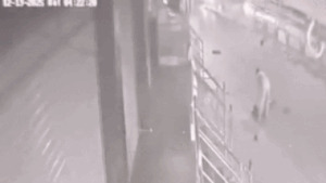 ಚಿಕಿತ್ಸೆ ಸಿಗದೆ ರಸ್ತೆಯಲ್ಲೇ ಪ್ರಾಣಬಿಟ್ಟ ಮೆಕ್ಯಾನಿಕ್: ಪತಿಯ ಜೀವ ಉಳಿಸಲು ಅಂಗಲಾಚಿದ ಪತ್ನಿ!