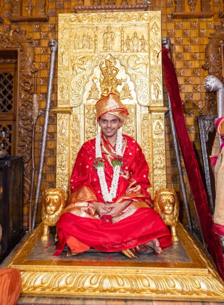 ಉಡುಪಿ: ಶೀರೂರು ಶ್ರೀಗಳ ಪರ್ಯಾಯ ವೈಭವ; ಸರ್ವಜ್ಞ ಪೀಠಾರೋಹಣ ಮಾಡಿದ ಶ್ರೀ ವೇದವರ್ಧನ ತೀರ್ಥರು