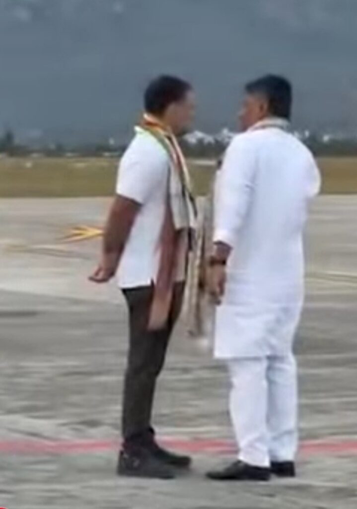 ಸಿಎಂ ಕುರ್ಚಿ ಸಮರ: ಮೈಸೂರು ವಿಮಾನ ನಿಲ್ದಾಣದಲ್ಲಿ ಸಿದ್ದರಾಮಯ್ಯ-ಡಿಕೆಶಿ ಜೊತೆ ರಾಹುಲ್ ಗಾಂಧಿ ರಹಸ್ಯ ಚರ್ಚೆ!