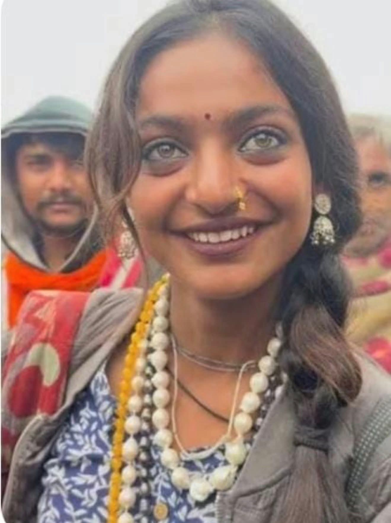 ಕುಂಭಮೇಳದ ‘ವೈರಲ್ ಸುಂದರಿ’ ಮೋನಾಲಿಸಾ ಕೇರಳದಲ್ಲಿ ವಿವಾಹ: ರಕ್ಷಣೆ ಕೋರಿ ಪೊಲೀಸ್ ಮೆಟ್ಟಿಲೇರಿದ ಜೋಡಿ!